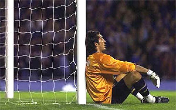 Буфон се скри в багажника на колата си