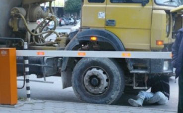Бетонобъркачка саботира националите