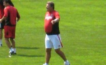 Тошак напуска Уелс?