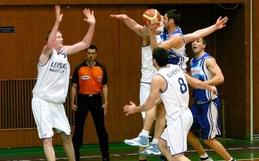 Левски би трудно, ЦСКА издържа 2 части в Правец