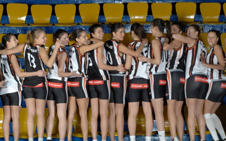 Баскетболистките на Славия блеснаха на календар със секси екипи