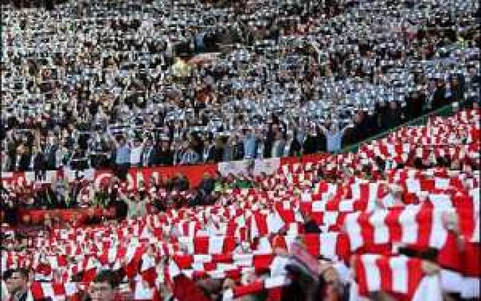 Феновете на Юнайтед все пак опорочиха честването на Мюнхенската трагедия