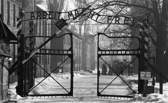 Портата на "Аушвиц" с прословутия надпис над нея, който гласи: "Трудът ще ви освободи"