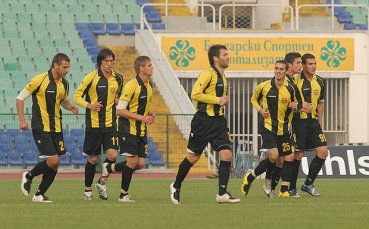 Канарчетата скастриха Локо Сф