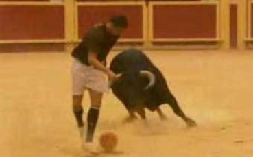 Тореадорът Кристиано Роналдо се изправи срещу бик