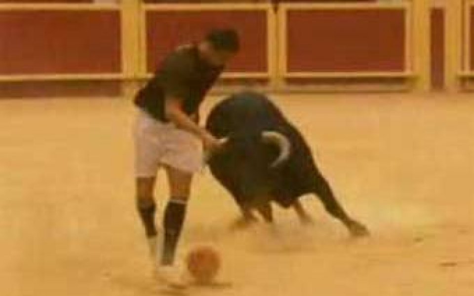 Тореадорът Кристиано Роналдо се изправи срещу бик