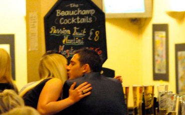 Лампард намери утеха в непозната блондинка