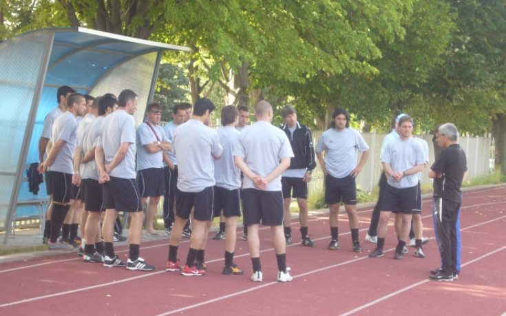 Ян Деркс учи Гонзо и компания на холандски футбол