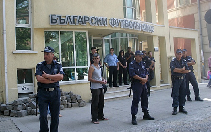 Хулигани атакуваха сградата на БФС