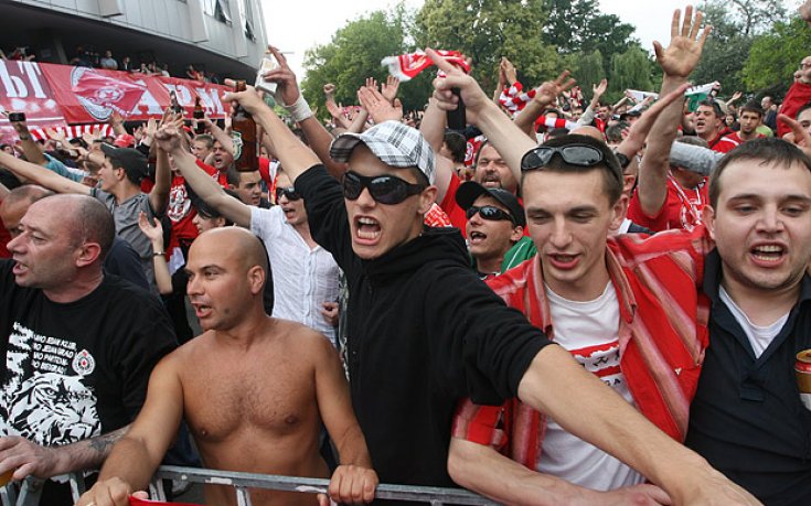 Бият червени фенове, министър Миков е в Първо РПУ