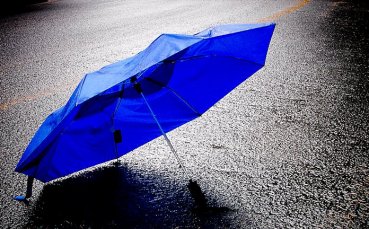 Раздават чадъри в Локо Сф