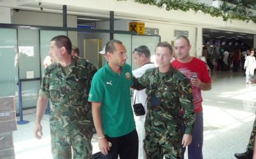 Войници и фенове на ЦСКА чакат нашите на летището в Босна