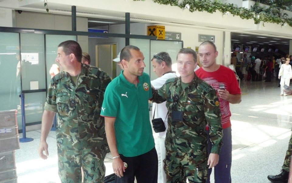Войници и фенове на ЦСКА чакат нашите на летището в Босна