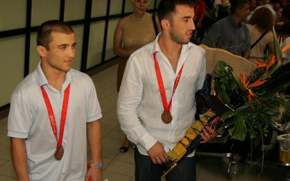 Двама българи в отбора на Европа по борба