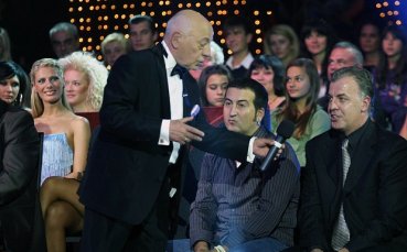 Наско Сираков отвръща на удара с “лачени обувки”