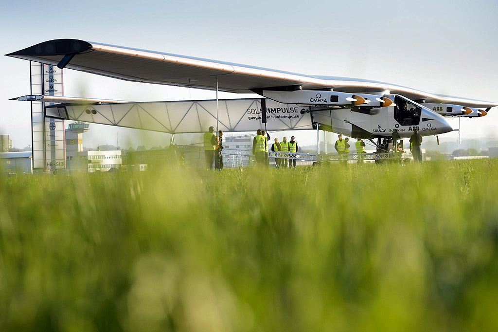 Експериментален самолет Solar Impulse 2 по време на тестове на слънчевите генератори в авиобаза в Швейцария. Самолетът е втори соларен самолет след Solar Impulse. Основната цел на проекта е да обиколи света с въздухоплавателно средство, задвижвано само от слънчева енергия.