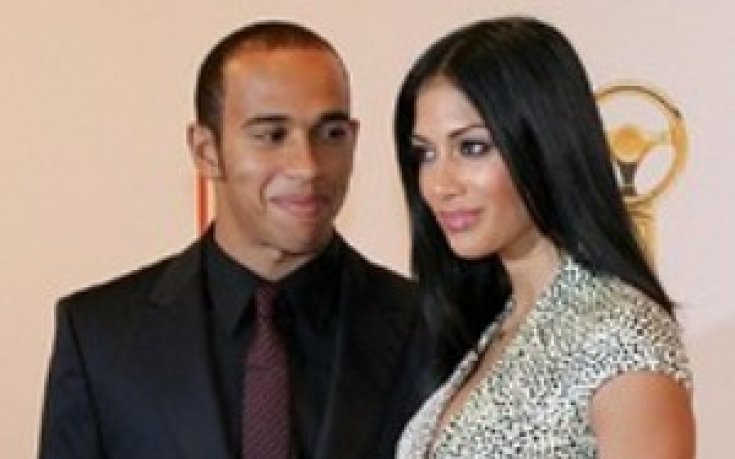 Никол води Люис у дома за Нова година