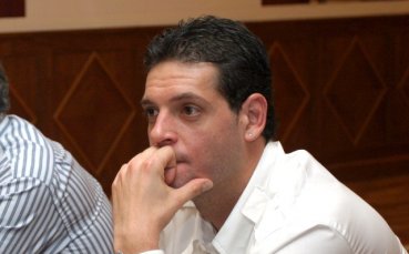 Мъжът на годината дарява екипи и топки