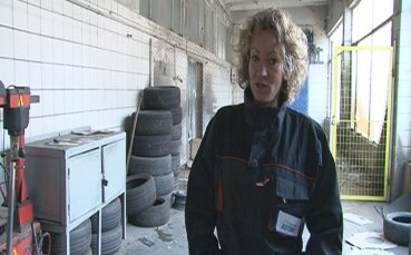 Мария Гроздева сменя масло и филтри в столичен автосервиз