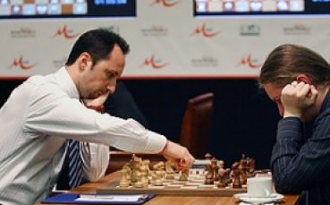Топалов излезе еднолично начело след победа над Иванчук