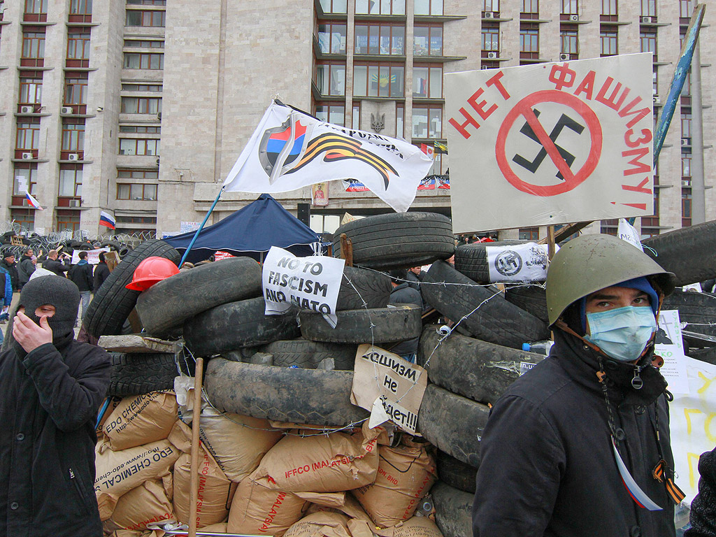 Про-руски протестиращи участват в митинг пред окупираната сграда на областната администрация, в Донецк, Украйна.