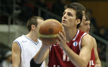 Лукойл Академик замина за Русия без Митко Ангелов