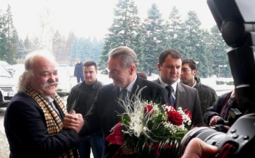 Червени рози и златен ритон от Радев за Рох