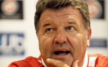 Джон Тошак остава селекционер на Уелс до 2012