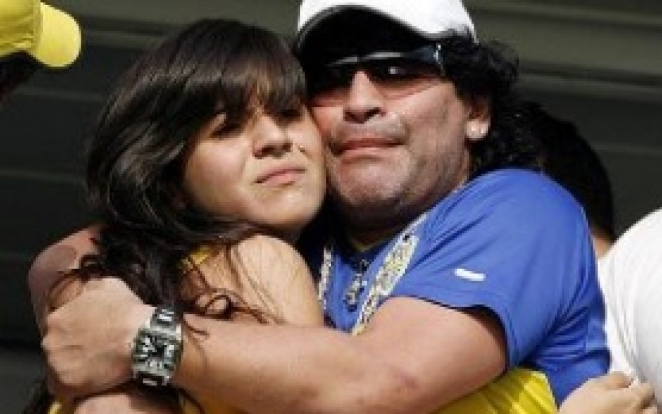Марадона иска затвор за дъщеря си