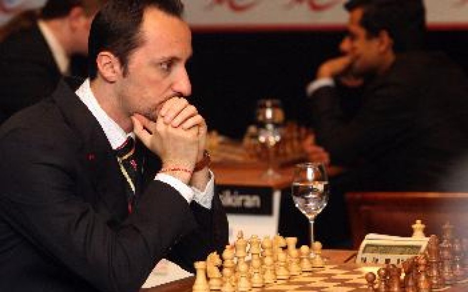 Топалов раздели шестото място на турнира Амбър