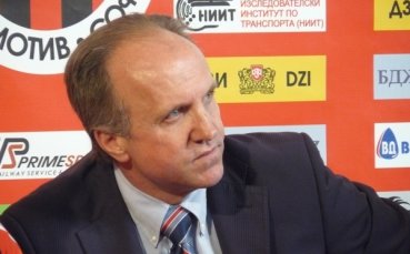 Окука навърши 55, феновете му подариха стенен часовник марка „Локо Сф“