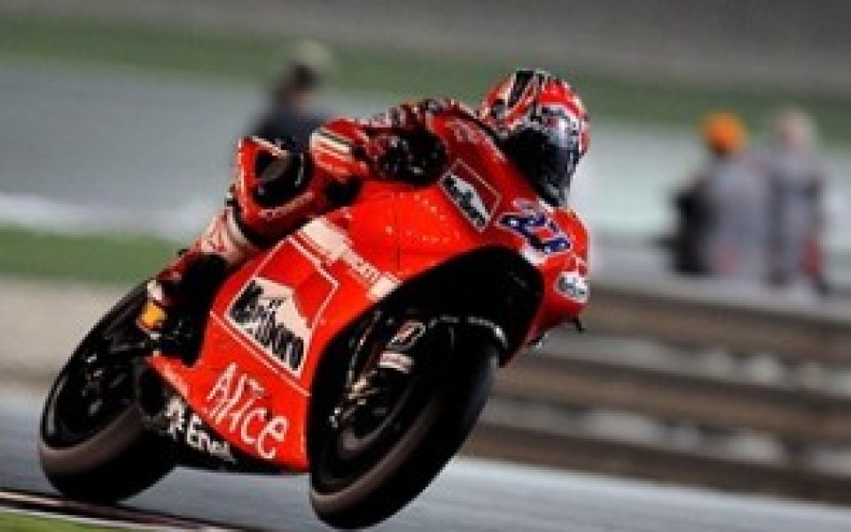 Стоунър триумфира при старта на сезона в MotoGP