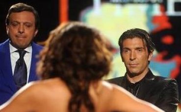 Буфон изплакна очи в красива италианка