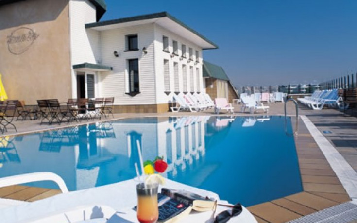 Волейболистите ни в хавайски и витаминен бар на Евро 2009