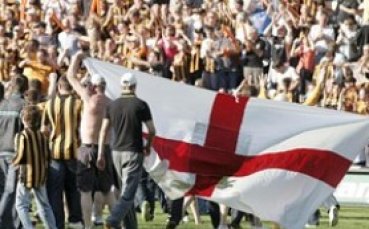 Защо сме на светлинни години от Англия във футбола