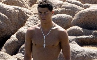 Любимецът на хомосексуалистите се разтоварва на Сардините