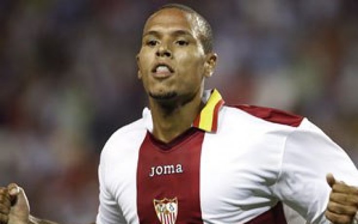 Луиш Фабиано остава в Севиля