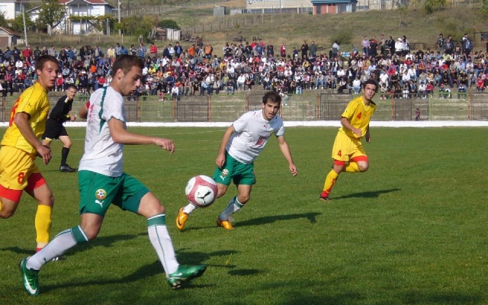 Първа победа за българските младежи