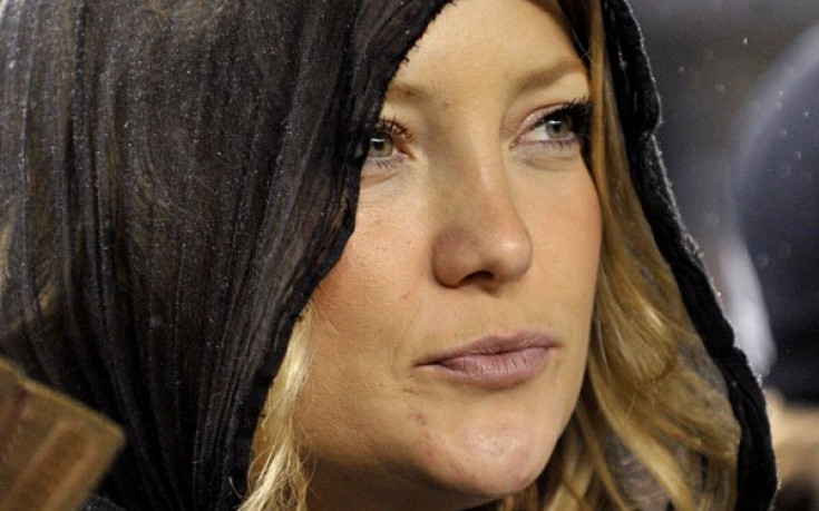 Красивата Кейт Хъдсън опита да се скрие на мач