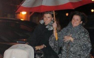 Кай гледа татко Уейн в компанията на майка си, баба си и дядо си