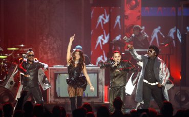 ВИДЕО: Black Eyed Peas нахлуха на терена по време на мач