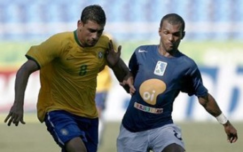 ВИДЕО: Бразилски национал вкара уникален гол от центъра
