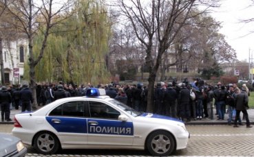Феновете на Левски освиркват българските рефери в центъра на София