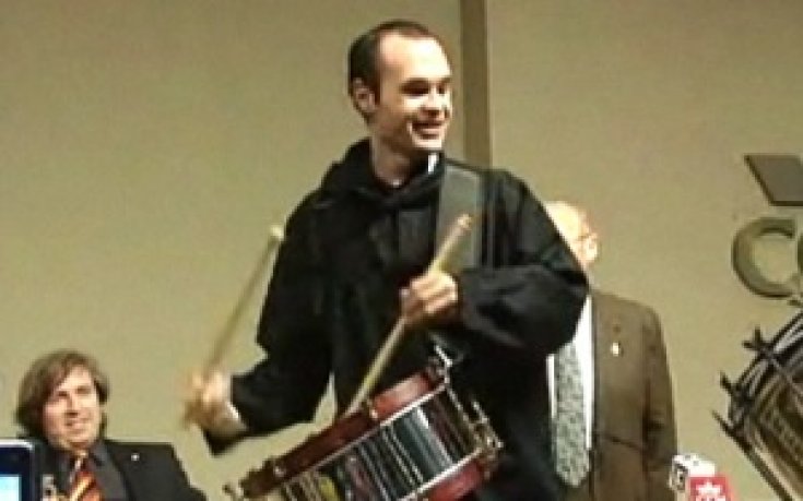 Иниеста показа уменията си на барабан и своята нова книга