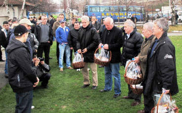 Феновете уважиха легендите на Левски Жечев, Ивков, Аладжов, Костов и Павлов