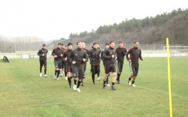 Само 17 почнаха с Локо Мездра