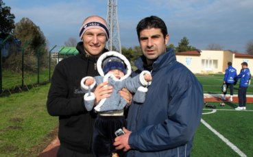 Седеммесечният Кристиян с тренировка на Левски и снимка с Гонзо