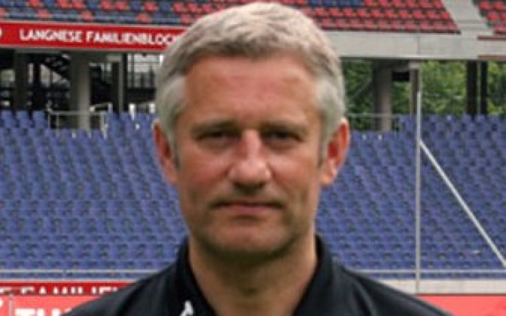 Хановер отстрани наставника си