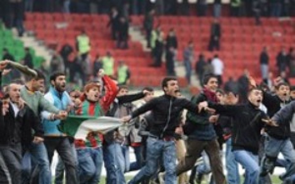 Отложиха турски мач, заради нахлули на терена фенове