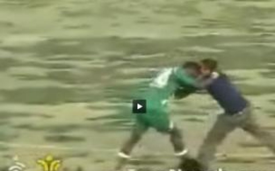 ВИДЕО: Побеснял футболист млати фенове след мач